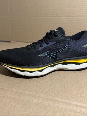 Mizuno Mens Wave Sky 6 Size US 9.5